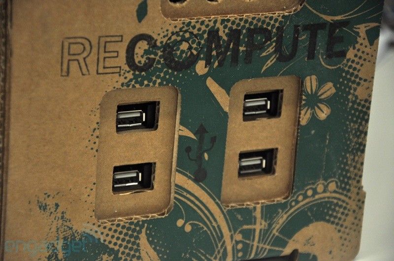 Štyri USB porty v predu sú doplnené o ďalšie štyri vzadu. Je s nimi treba narábať opatrne aby ste ich nevtlačili do kartónového bludiska :)