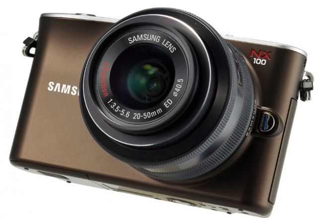 Samsung NX100: bezzrkadla s novými objektívmi a ovládaním