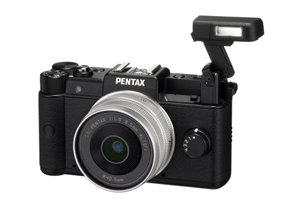 Najmenším foťákom na svete s výmennými objektívmi je Pentax Q!