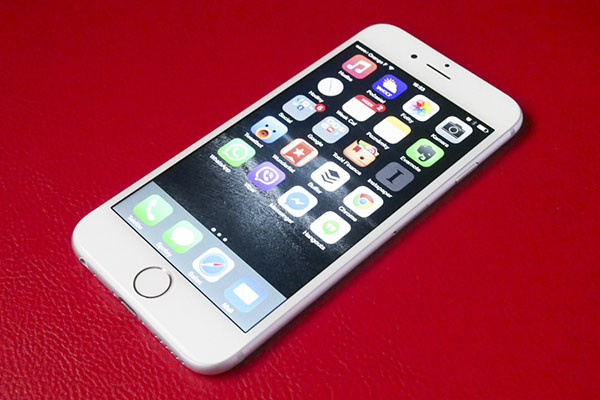 PRVÉ DOJMY | Testujeme Apple iPhone 6!