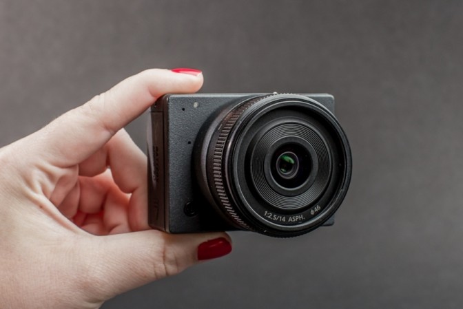 E1 Camera má výmenné objektívy a veľkosť outdoorovej kamerky