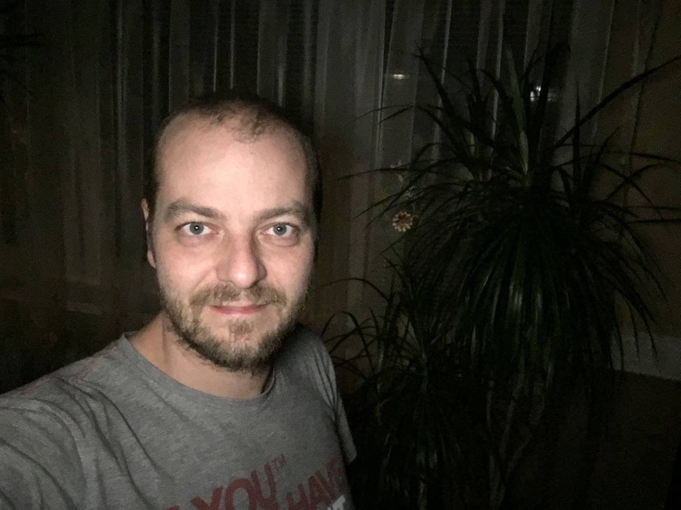 Táto fotografia bola vytvorená v úplnej tme predným fotoaparátom s bleskom