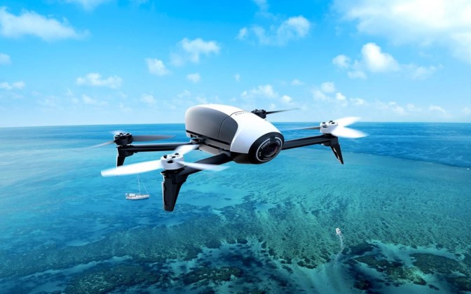 Dron Parrot Bebop 2 dokáže lietať 25 minút rýchlosťou 60 km/h