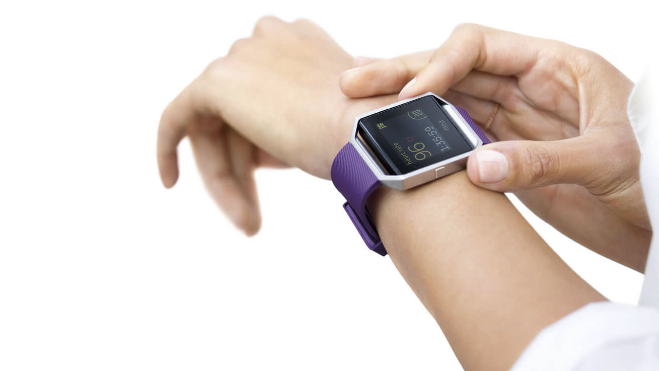 Мероприятие гаджеты. Умные часы Fitbit. Смарт часы на руке. Гаджеты в руках. Маленькие гаджеты.