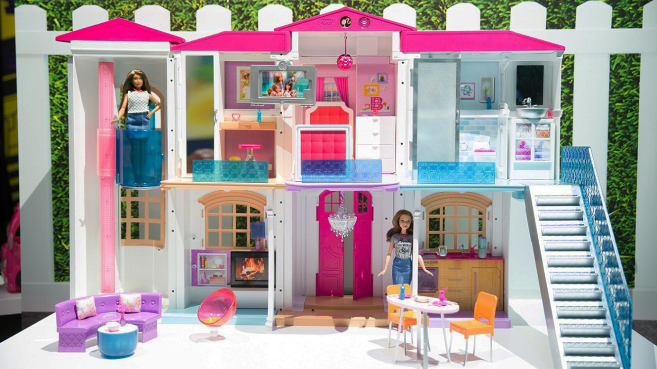 Barbie Smart Dreamhouse – bábiky bývajú v smart domčekoch