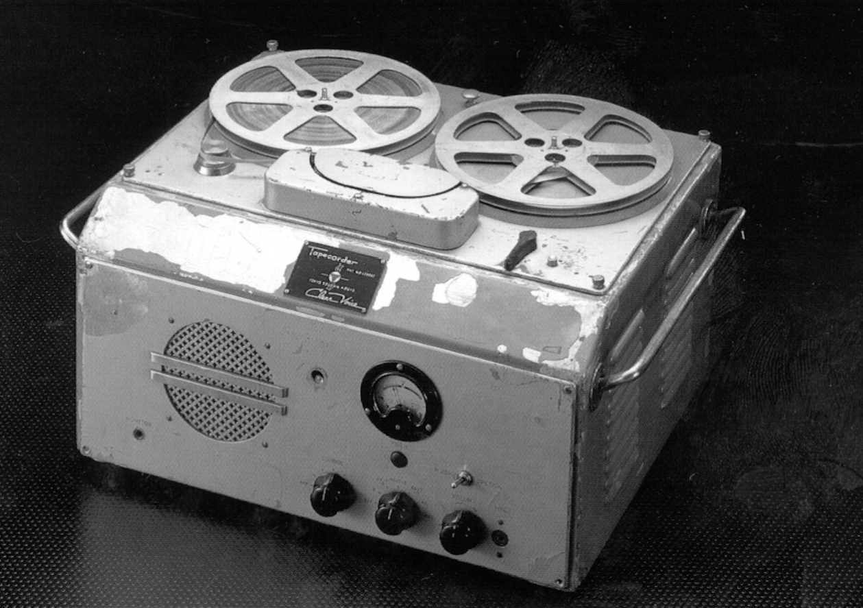 Год выпуска магнитофона. Первый магнитофон Sony. Ленточный магнитофон Sony 1949. Катушечный магнитофон Sony. Транзисторный магнитофон сони 1950.