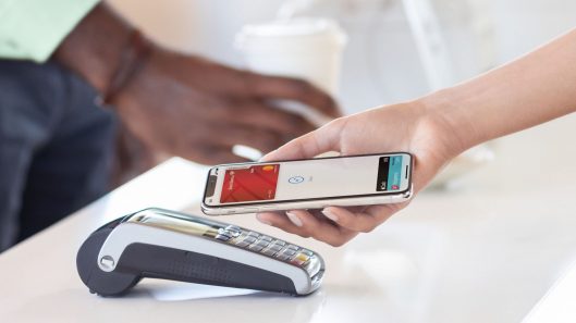 Platba cez Apple Pay pomocou smartfónu