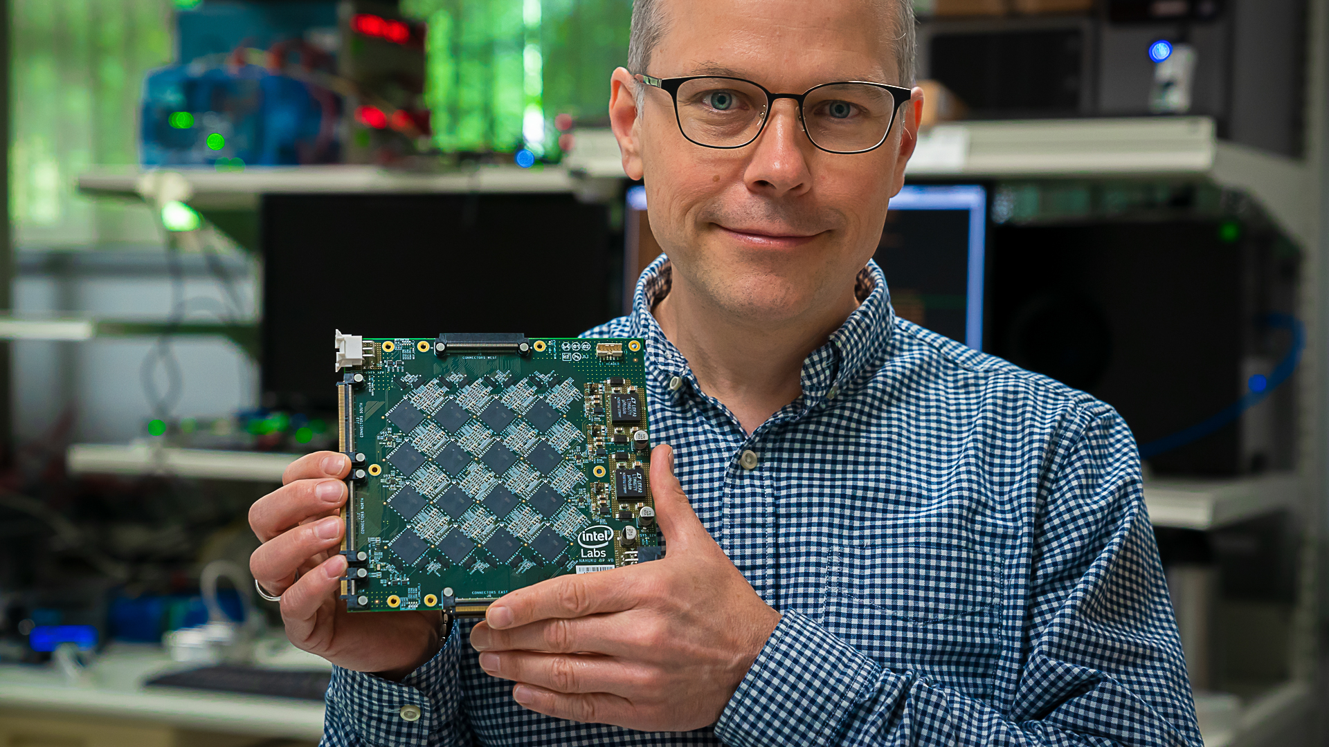 Интел сделать. Intel Loihi. Neuromorphic Chips. Чип Интел Лоихи. Квантовый компьютер.
