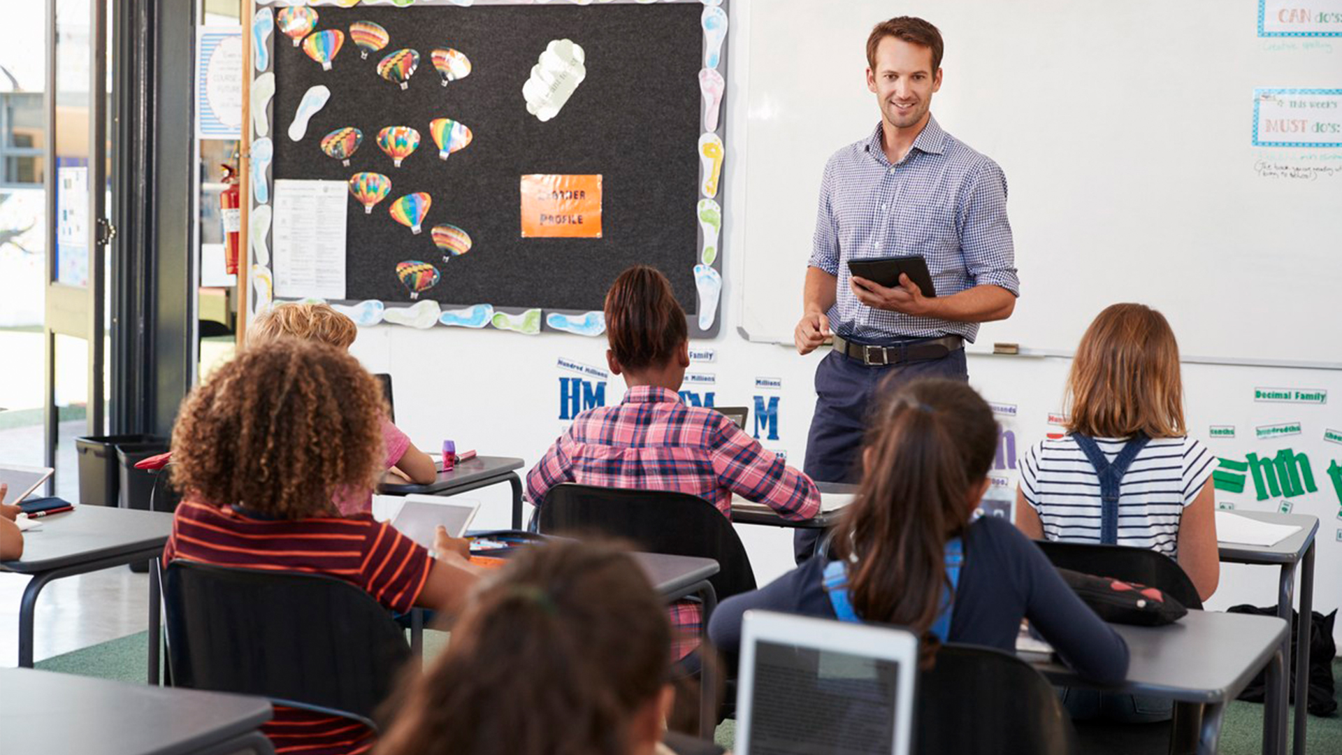 Help me teacher. Учитель Норвегии. Учитель в Британии. Учителя в Великобритании. Преподаватели Великобритании.