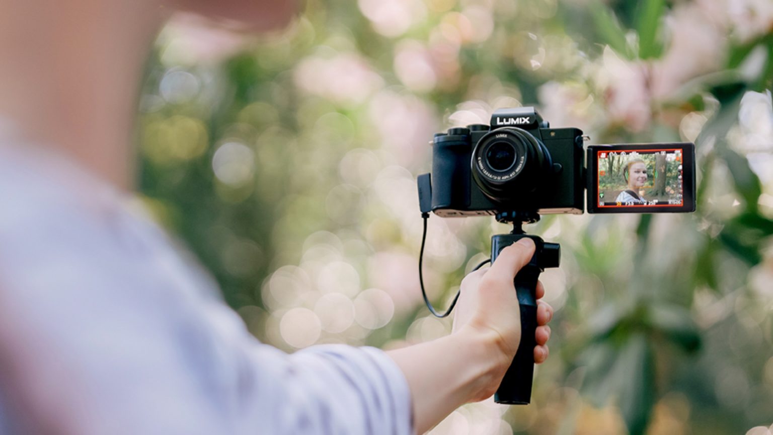 Panasonic LUMIX G100 je vraj stvorený pre vlogerov a selfie maniakov