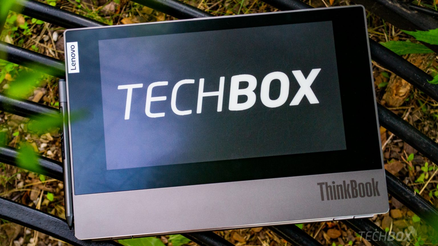 Lenovo ThinkBook Plus - unikát s E-Ink displejom na vonkajšej strane