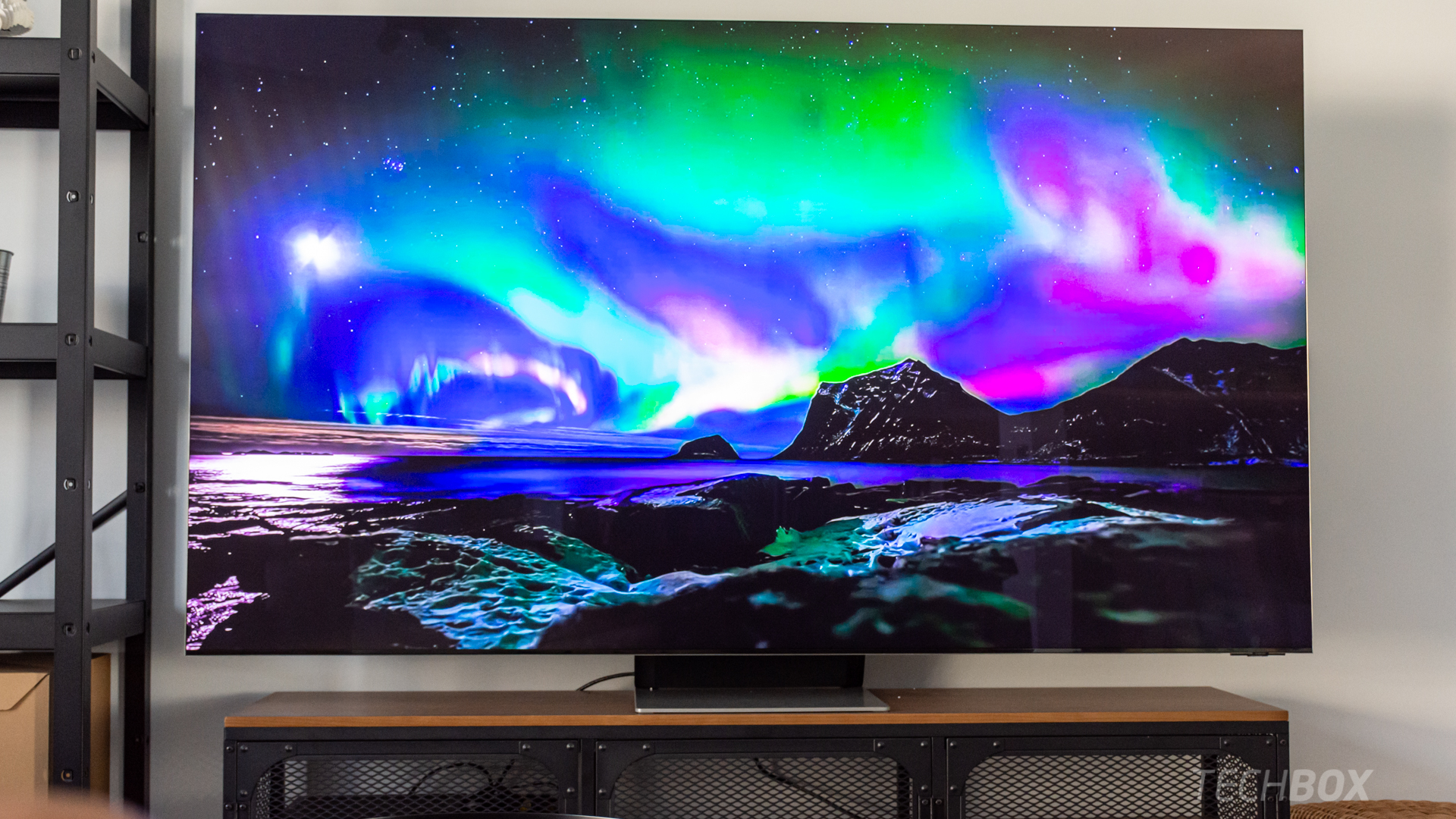 Телевизор lg qled. Телевизор самсунг олед. QLED 2018 Samsung. 65" Neo QLED 8k qn900a монтаж на стене. QLED icon.