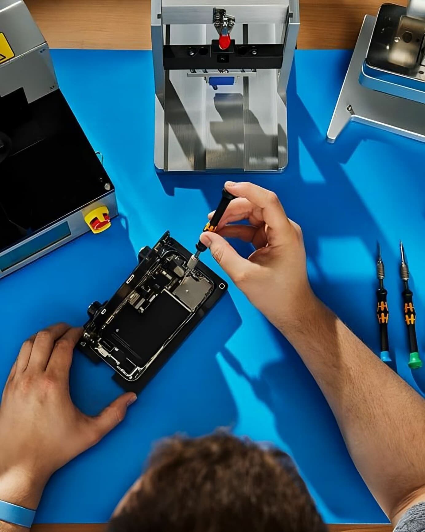 Zlá batéria či rozbitý displej? iPhone si už opravíte aj doma. Čo to stojí?