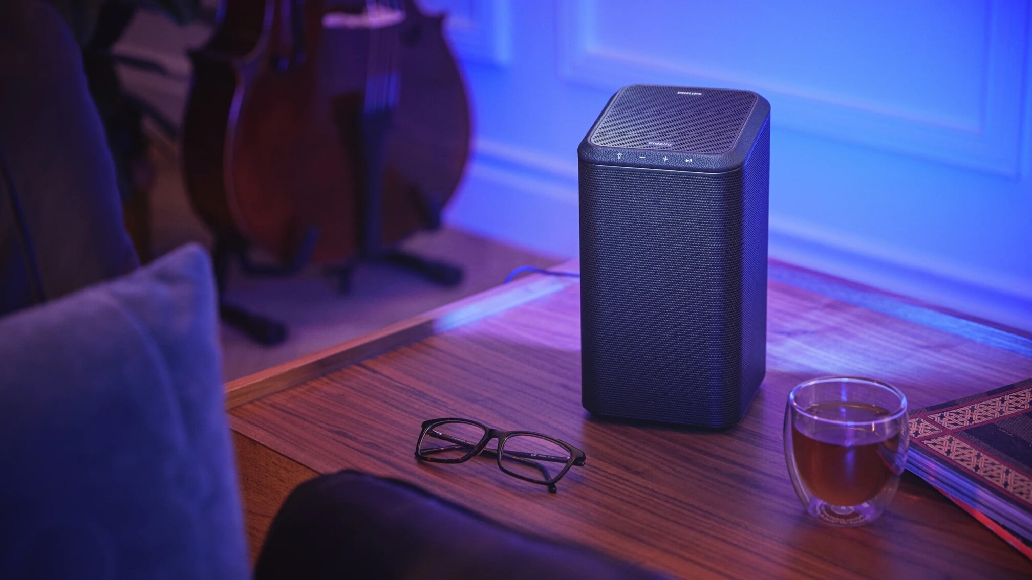 Reproduktor Philips Fidelio FS1 položený na stole, aktívne podsvietenie.