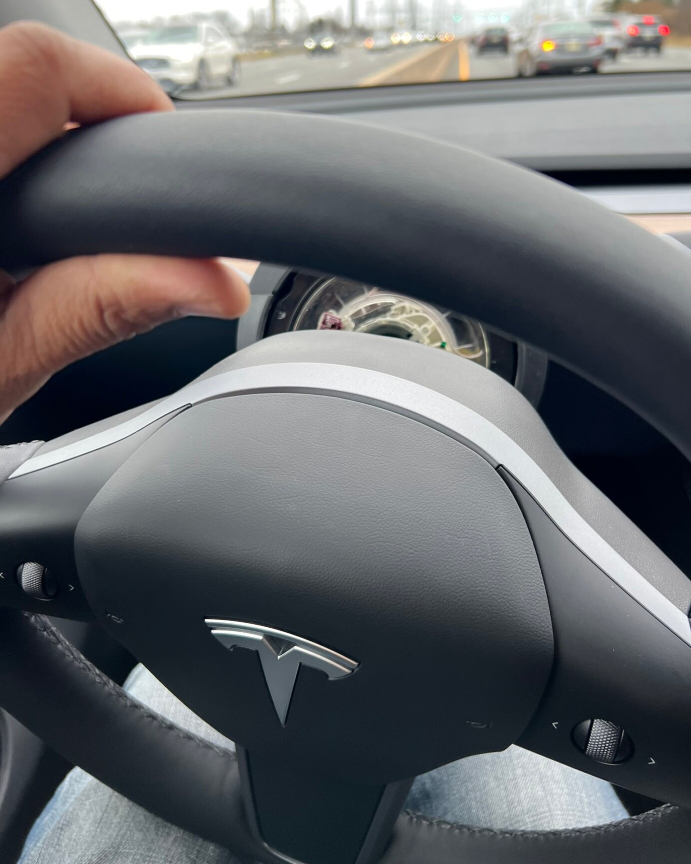 Počas jazdy mu odpadol volant, Tesla mu za opravu vystavila faktúru