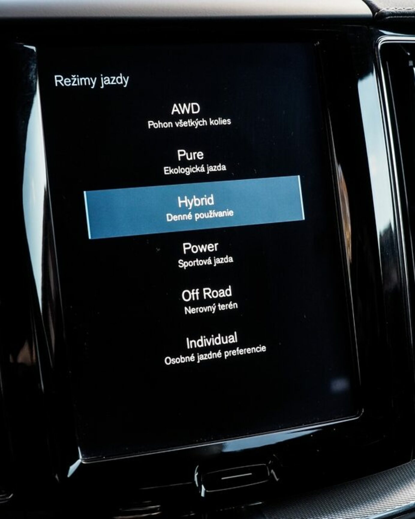 Plug-in hybridy prinášajú ďalšie otázniky, nabíjajú sa príliš málo