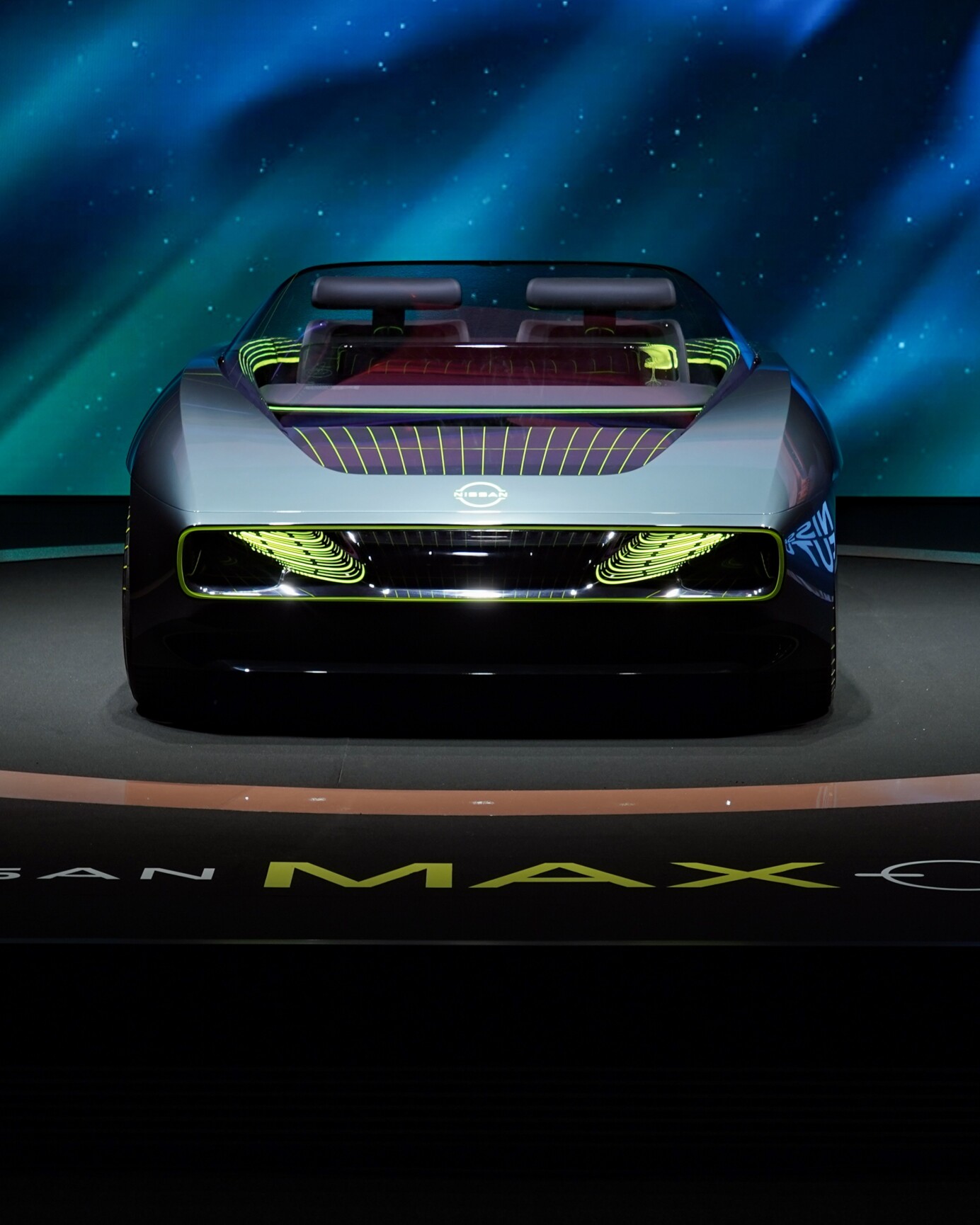 Nissan predstavil retro-futuristický kabriolet Max-Out