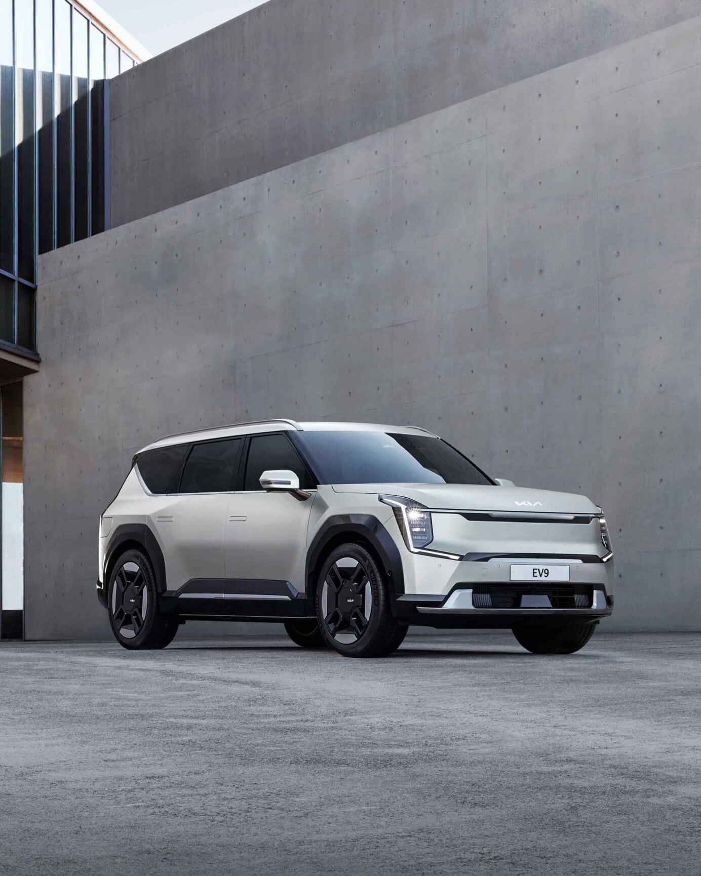 KIA odhalila svoje najväčšie elektrické SUV, EV9 prekvapí aj otočnými sedadlami!